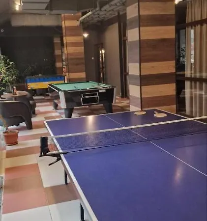 Large With View In Gardens ボロヴェッツ