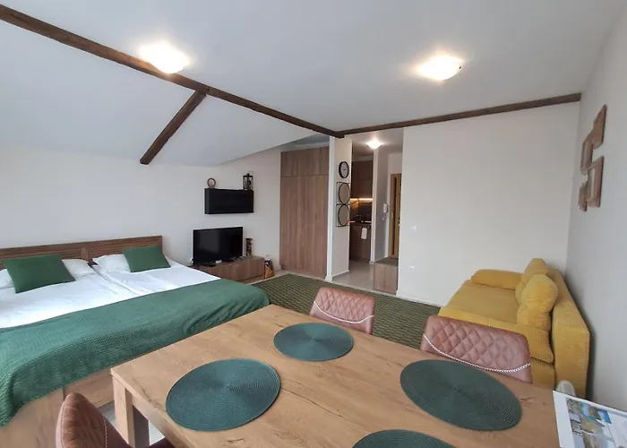 Large With View In Gardens *